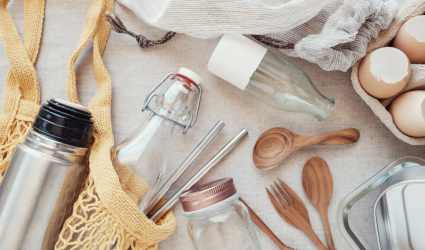 Bocaux et bouteilles en verre, couverts en bois