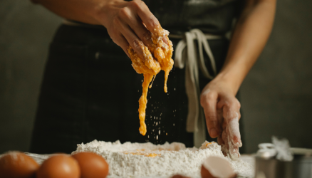 Pétrissage d'une pâte faite maison avec farine et oeufs