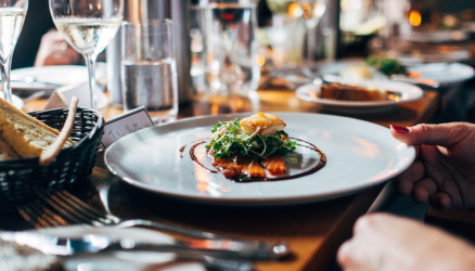 Assiette élégante sur une table de restaurant