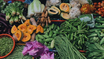 variété de légumes chez un fournisseur primeur